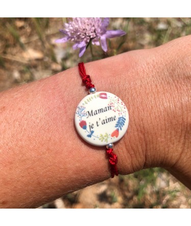Création de bijoux en porcelaine par Mona Chabada. Bracelet avec citation en porcelaine "Maman je t'aime".