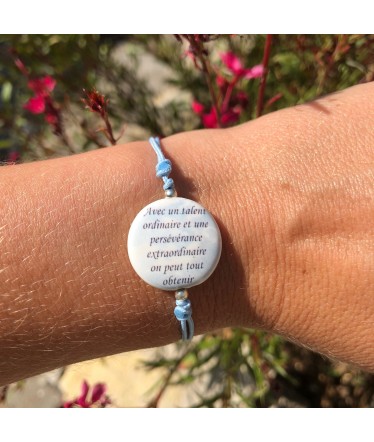 Bracelet avec porcelaine citation. Idées cadeaux de bijoux fait avec amour par Mona Chabada dans son atelier du sud de la France