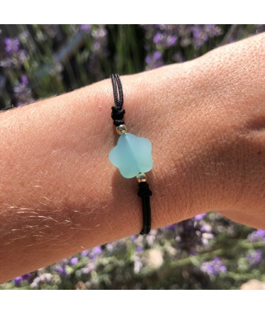 Portez la subtilité des bracelets en cristaux naturels de la créatrice de bijoux Mona Chabada.